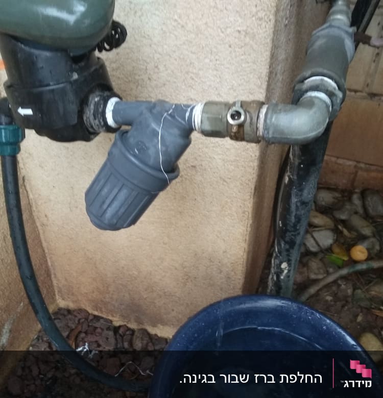 צנרת מים עם מסנן וברז חיצוני